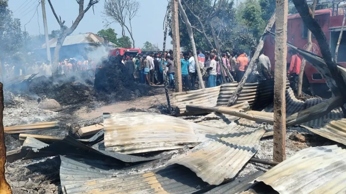 खगड़िया में भीषण आग:  नाश्‍ते की दुकान से उठीं लपटें, 20 दुकानें और 6 घर जलकर खाक, 3 घंटे में पाया गया काबू