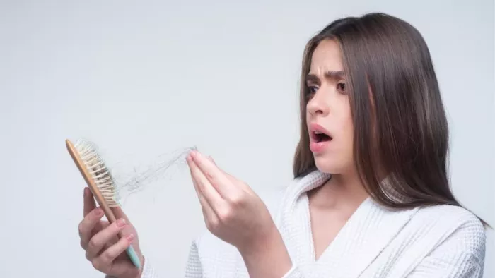 गर्मी में बाल झड़ने से हैं परेशान, तो अपनाएं ये आसान घरेलू उपाय