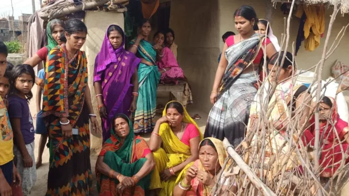 बालू लोड ट्रक ने बाइक सवार तीन युवकों को कुचला, एक की घटनास्थल पर मौत; दो जख्मी