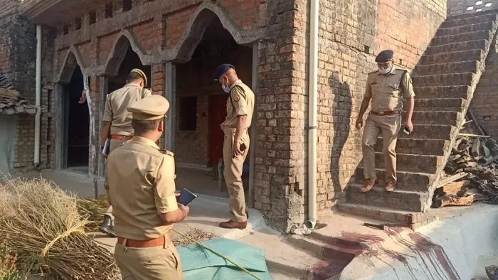Murder In Banda: मौके पर पहुंचकर छानबीन करती पुलिस। -जागरण