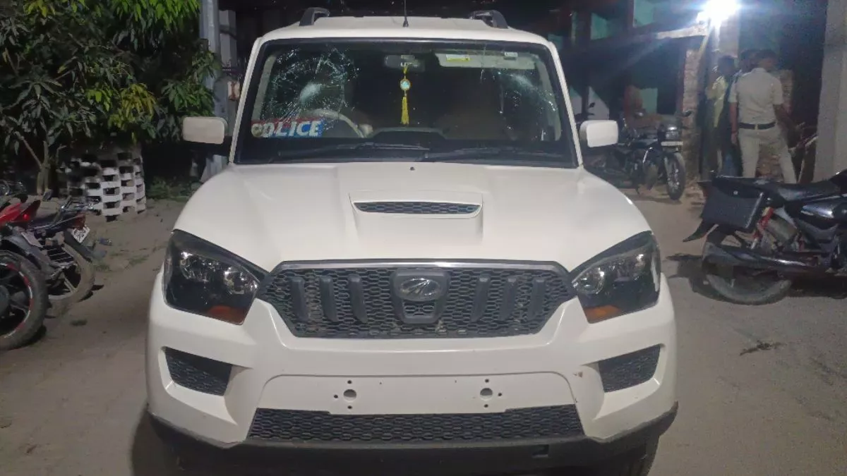 Bihar: सिवान में पुलिस की गश्ती दल पर हमला, ड्राइवर को गाड़ी से खींचकर भीड़ ने पीटा; PSI भी हुईं घायल
