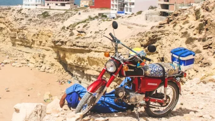 गर्मियों के मौसम में बाइक चलाते समय जरूर रखें इन बातों का ध्यान