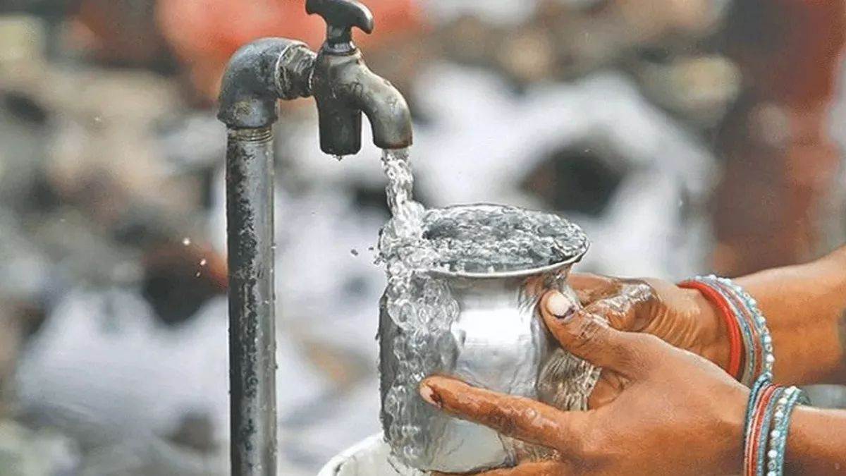 Godda News गर्मी आते ही पीने के पानी को लेकर मचा हाहाकार बोआरीजोर में झरने  से प्यास बुझाने को मजबूर हैं लोग - Godda News With arrival of summer  scarcity of drinking