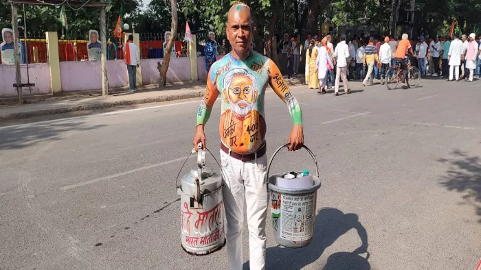 मोदी को चाय पिलाने की तमन्ना लिए पहुंचे एनडीए के चुनावी सभा में मोदी चाय वाला अशोक कुमार सहनी