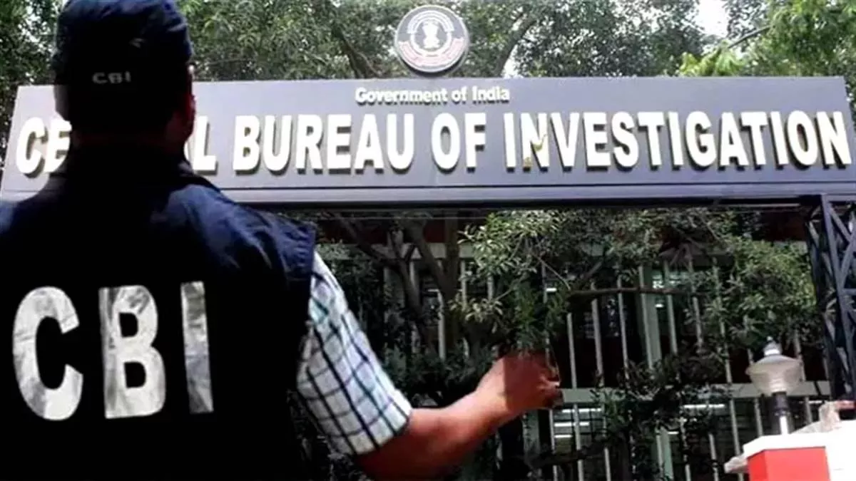 CBI ने एक लाख रिश्वत लेते रंगेहाथ धरा, सीपीडब्ल्यूडी के एई के घर से 20 लाख नकद बरामद; ठेकेदार से मांगे थे पैसे