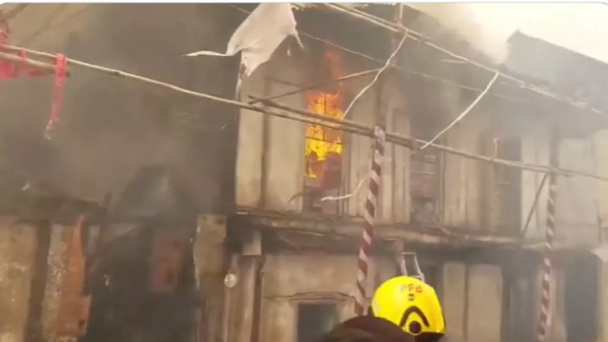 पुणे के पेठ इलाके में दो मंजिला इमारत में लगी भीषण आग, VIDEO में दिखा खौफनाक मंजर