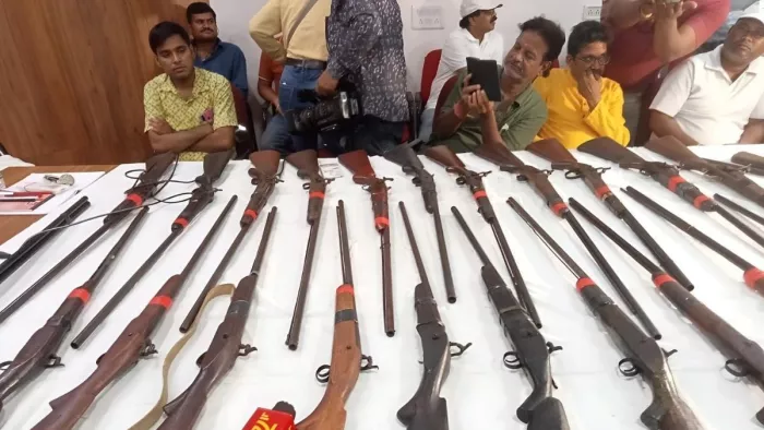 Odisha Crime News: संबलपुर में पुलिस को बड़ी कामयाबी, 22 बंदूक जब्त; मास्टरमाइंड सहित तीन को धर दबोचा (फोटो- जागरण)