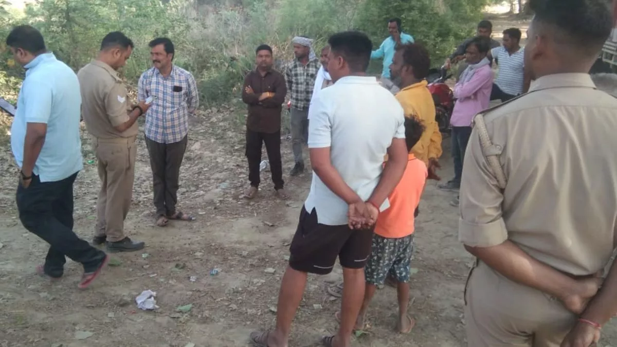 Sultanpur News: युवक का पीपल के पेड़ में साड़ी से लटकता मिला शव, परिजनों ने जताई इस बात की आशंका