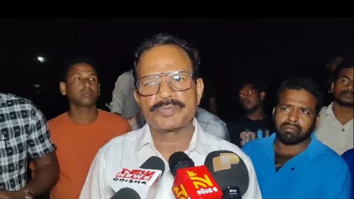 संवाददाताओं से बात करते परिवहन विभाग के अतिरिक्त सचिव लालमोहन सेठी।
