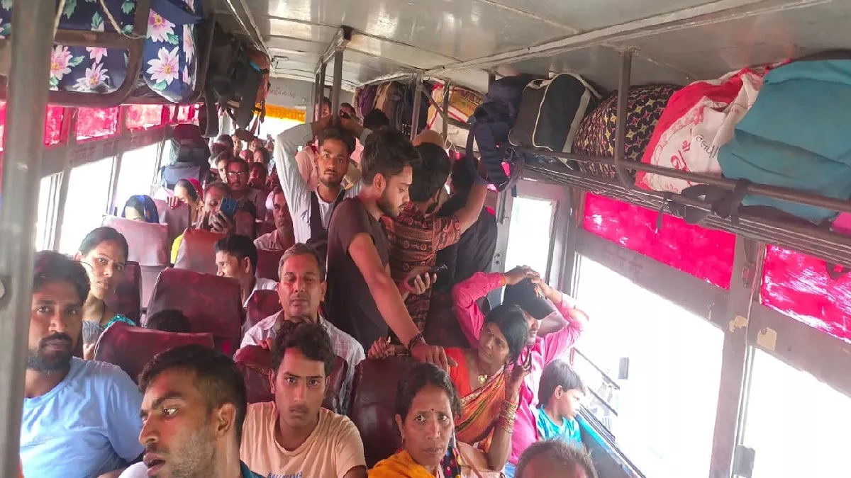 अरे कइसे बइठे भइया, चढ़य से पहले तऊ भर जात बा... जौनपुर से इस रुट पर सफर करने वाले यात्री हो रहे हैं परेशान