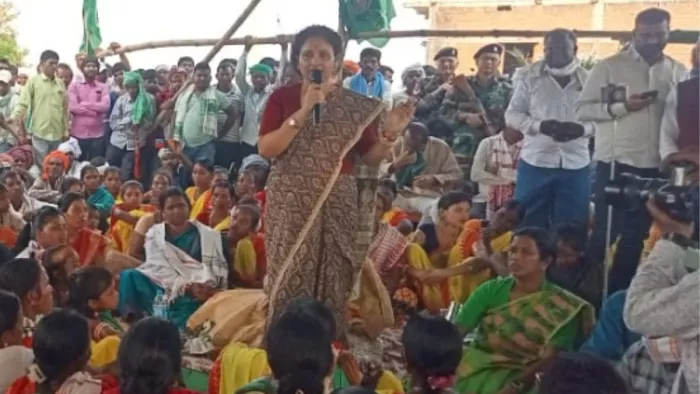 गांडेय में आदिवासियों संग संवाद करती आईएनडीआईए प्रत्याशी कल्पना सोरेन (फोटो- जागरण)