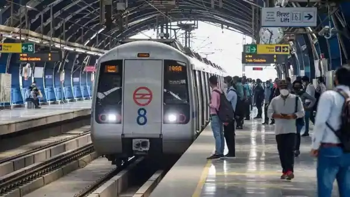 Delhi Metro News: रेड लाइन पर रफ्तार भर रहीं आठ कोच की मेट्रो ट्रेनें, फिर भी यात्रियों को हो रही ये समस्या