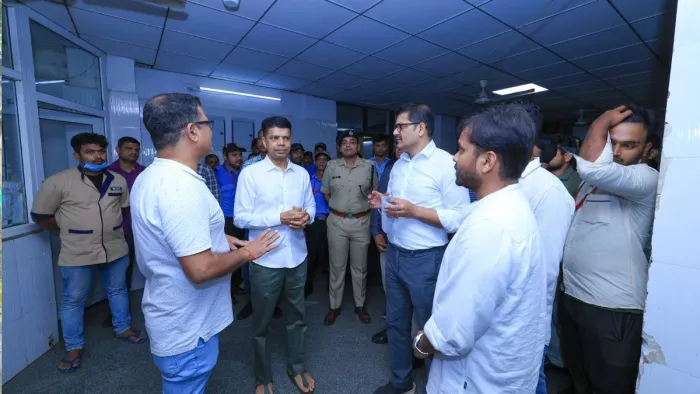 एससीबी मेडिकल कॉलेज अस्पताल में घायल यात्रियों से मुलाकात करते वीके पांडियन।