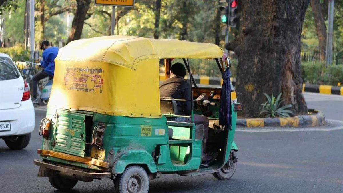 Bihar News: ट्रैफिक नियमों को ताक पर रख कर चालक दौड़ा रहे ऑटो, परिवहन विभाग और पुलिस-प्रशासन आदेशों का पालन कराने में फेल