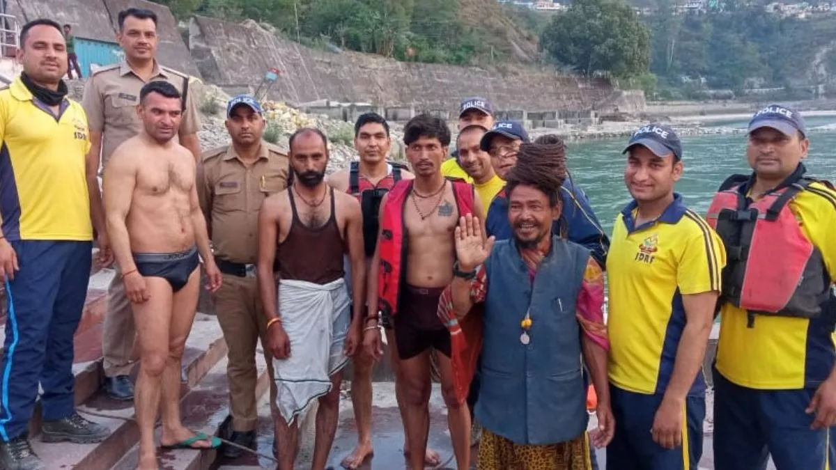 Pauri Garhwal News: अलकनंदा नदी में नहाने गए दो लोग, तभी बढ़ गया पानी; चार घंटे फंसे रहने पर ऐसे हुआ रेस्क्यू