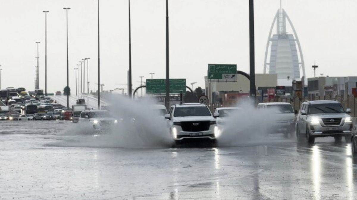 https://www.jagranimages.com/images/newimg/16042024/16_04_2024-uae_rain_23698516.jpg
