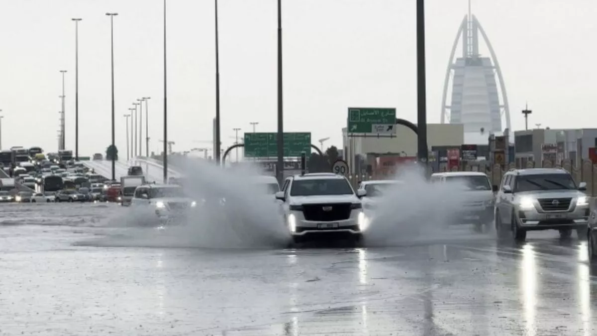 UAE Rain Update: यूएई में भारी बारिश, ओमान में 18 की मौत; दुबई एयरपोर्ट ठप, अगले 24 घंटों के दौरान ओलावृष्टि की चेतावनी