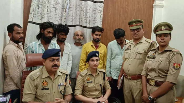 चोरी की गाड़ियां गैरेज में काटकर बेचते थे पार्ट्स, छह गिरफ्तार