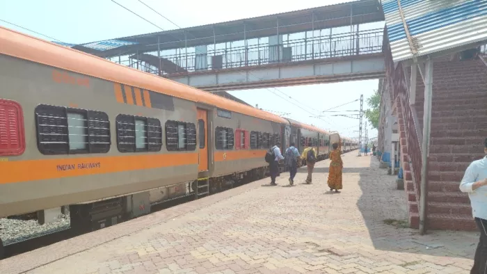 सरायगढ़ जंक्शन से झंझारपुर के लिए चलती अमृत भारत एक्सप्रेस ट्रेन। जागरण