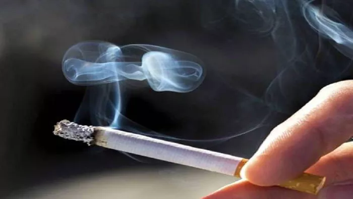 बच्चे को सिगरेट पिलाते डाक्टर का वीडियो प्रचलित, पद से हटाया