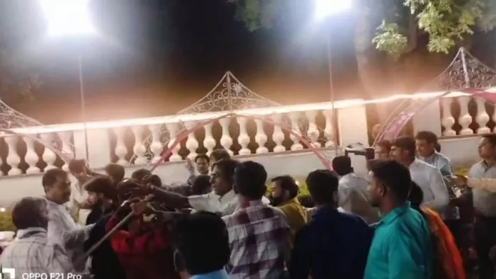 Hathras News: सादाबाद के गांव नीति निवास स्थित शादी समारोह में बाराती-घरातियों में होती मारपीट। जागरण