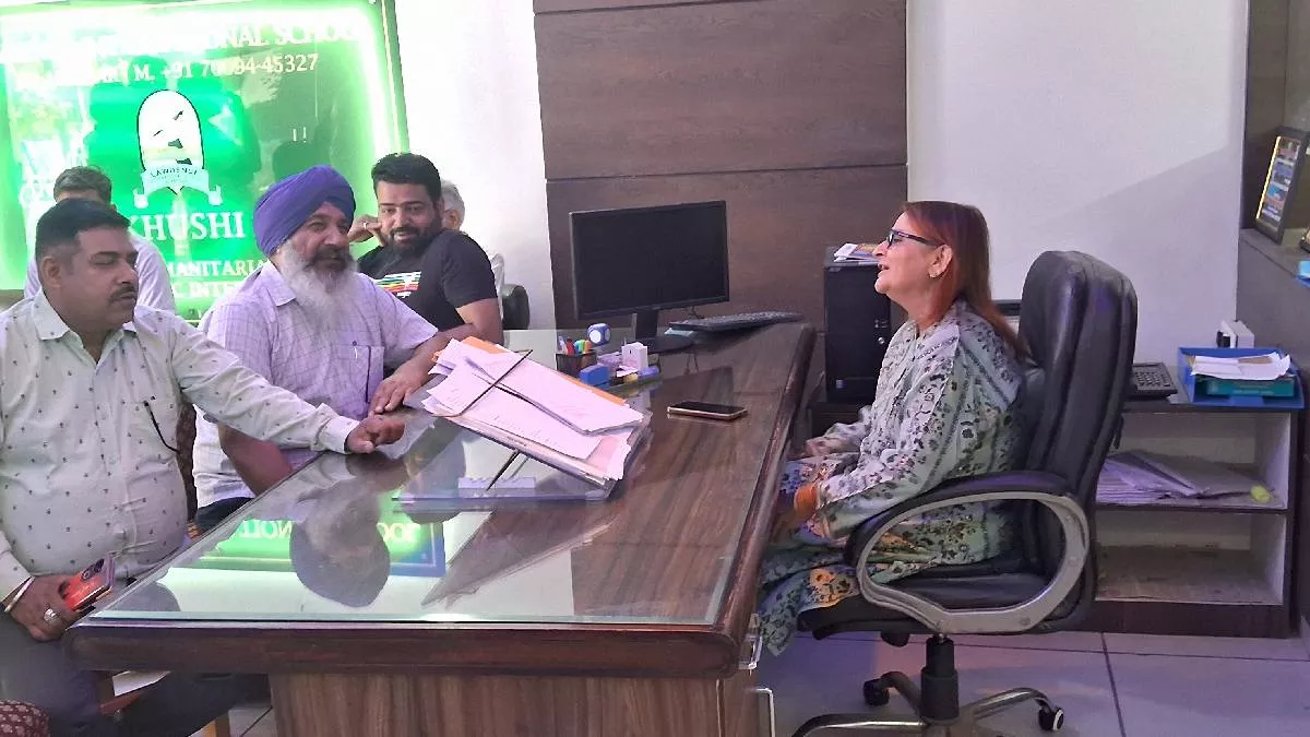 स्कूल में लड़कियों से मरवाया था थप्पड़, अब लड़के पीटने की देने लगे धमकी; टीचर को मिला नोटिस