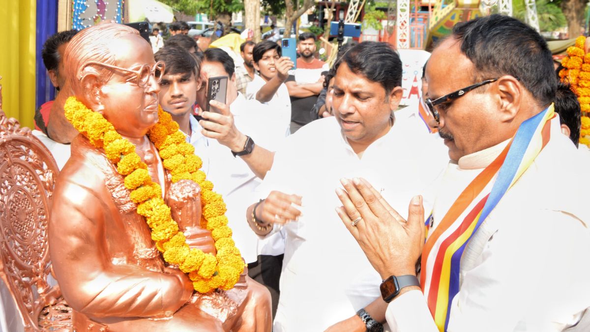 कांग्रेस ने बाबा साहेब को चुनाव हराया, सपा सरकार में खंडित की गईं ...