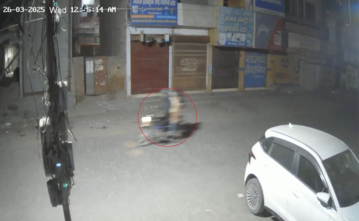 प्रवीण के शव को ले जाते हुए रवीना और सुरेश (सोशल मीडिया फोटो)