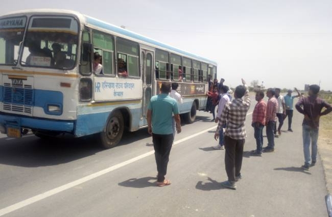 रोडवेज की स्पेशल फ्लाइंग ने हाईवे के बीचोबीच बस रुकवा टिकट की चेक - special  flying of roadways has stopped the bus in the middle of the highway checked  ticket
