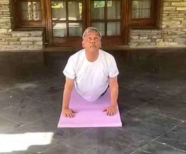 CM त्रिवेंद्र सिंह रावत ने किया सूर्य नमस्कार, बोले हमें मिलकर हराना हैं कोरोना को