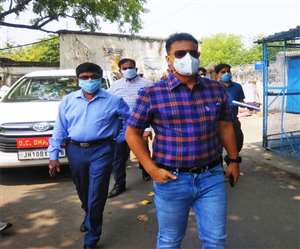 कोरोना संक्रमण को रोकने को लेकर लगे लॉकडाउन को लेकर धनबाद पुलिस सख्त हो गई है।