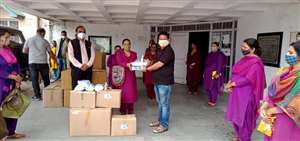 पालमपुर के एसडीएम पालमपुर धर्मेश रामोत्रा पंचायतों में मास्&zwj;क और सैनिटाइजर बांटते हुए।