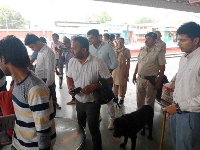 रेलवे स्टेशन पर चला सर्च अभियान, मधुबन से आई बम निरोधक टीम