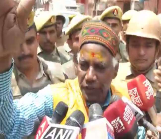 ज्ञानवापी मस्जिद परिसर से लौटे सोहनलाल आर्य ने हिंदू प्रतीकों के साक्ष्य मिलने की जानकारी दी है।