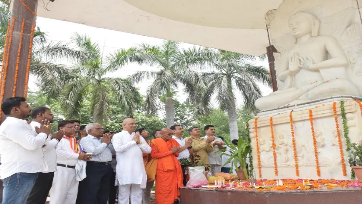 Budh Purnima 2022: कानपुर में शोभायात्रा व पुष्पाजंलि अर्पित कर मनाया भगवान बुद्ध का जन्मोत्सव