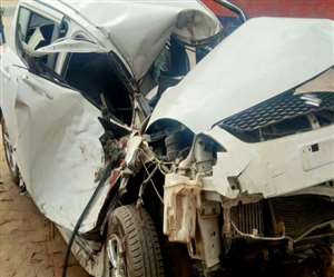 फिरोजपुर रोड पर हादसे में कार भी बुरी तरह क्षतिग्रस्त हो गई है।