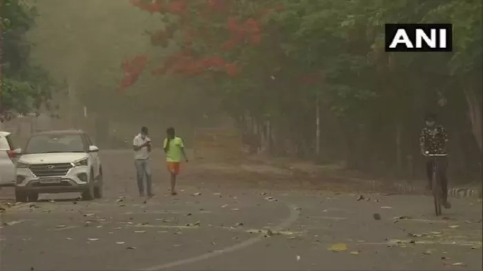 मौसम विभाग के मुताबिक आज दिल्ली सहित कई राज्यों में आंधी बारिश की संभावना (फोटो एएनआई)