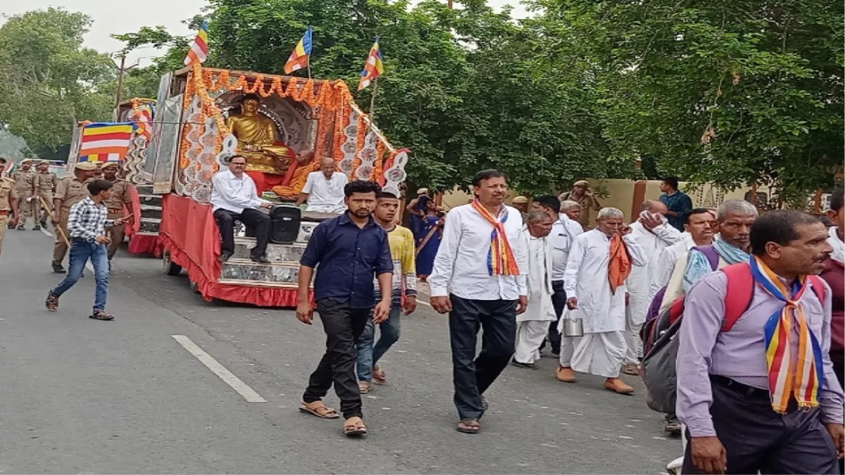 Budh Purnima 2022: संकिसा में शोभायात्रा निकालकर बौद्ध अनुयायियों ने की पूजा-अर्चना, लहराया तिरंगा