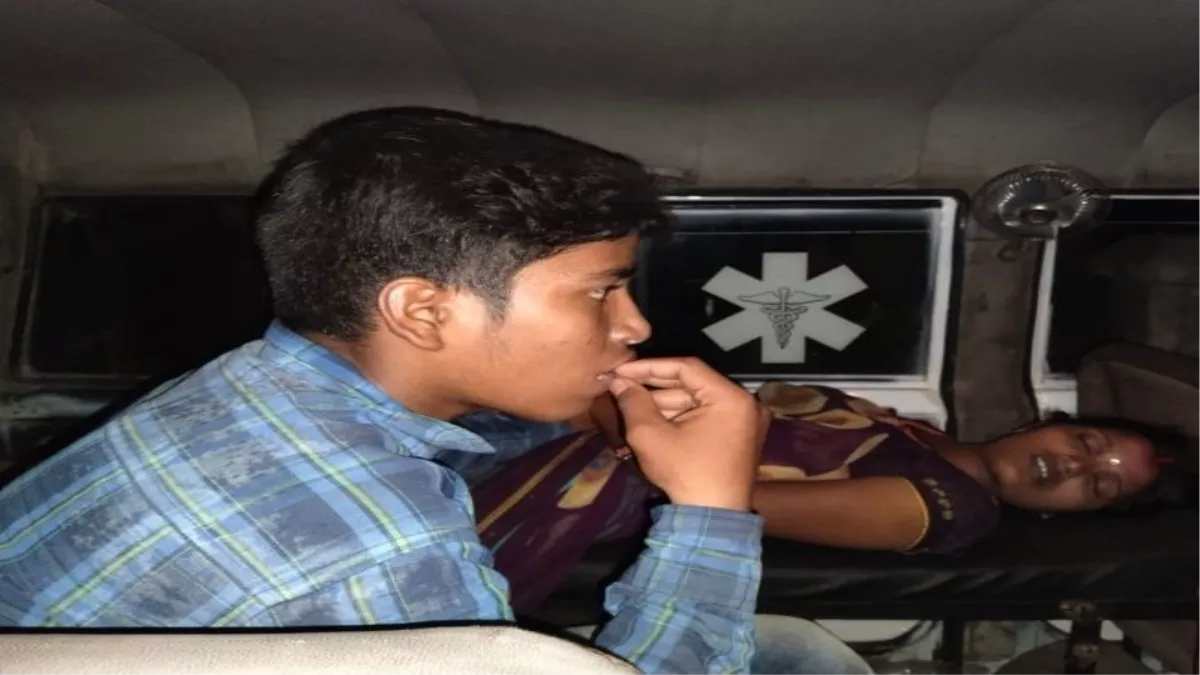 Jharkhand News: मौत के बाद एंबुलेंस में शव छोड़कर पति फरार... वाहन में मां को निहार कर रोता रहा पुत्र