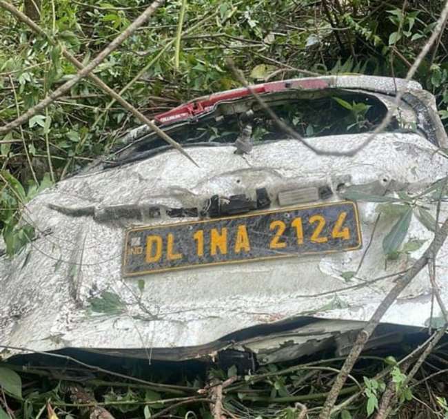 कुल्लू के राष्ट्रीय राजमार्ग 305 में घियागी के समीप दुर्घटनाग्रस्त पर्यटक वाहन।