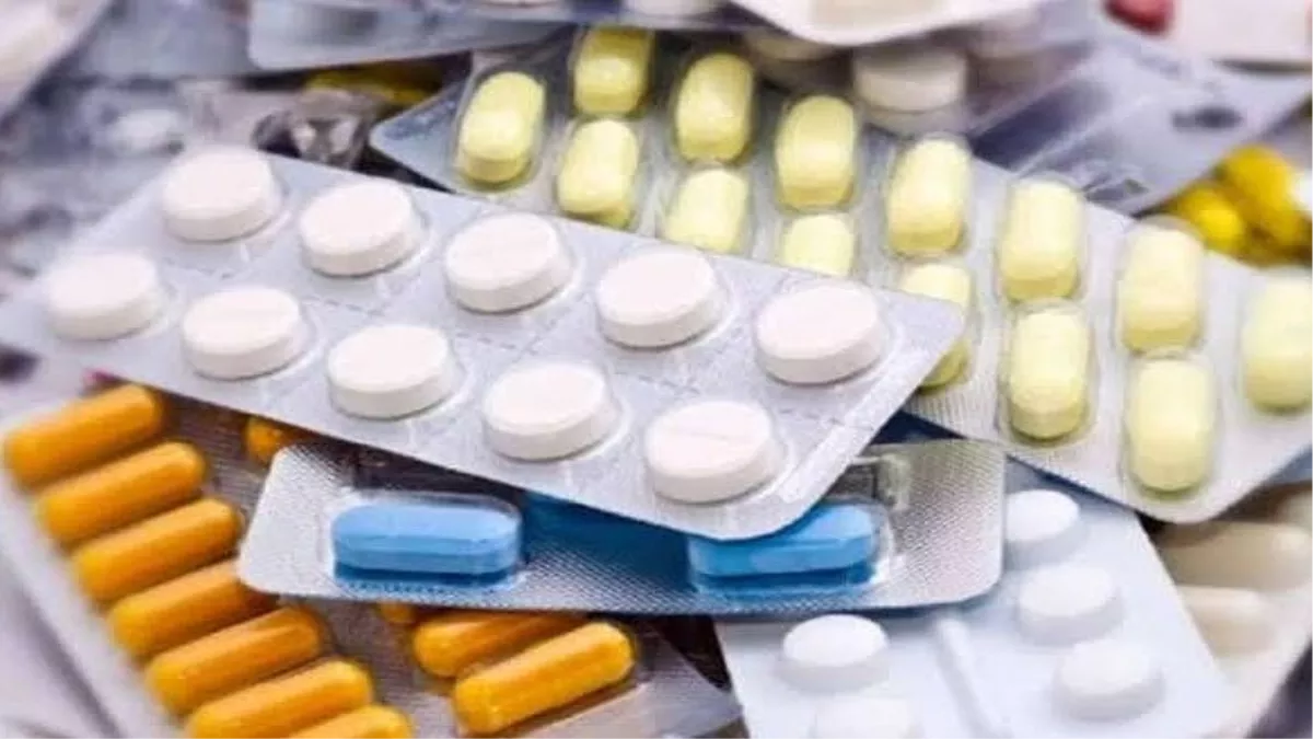 भभुआ: नहर में एक्सपायरी दवा फेंकने के मामले में चल रही जांच, पीएचसी प्रभारी ने कही ऐसी बात