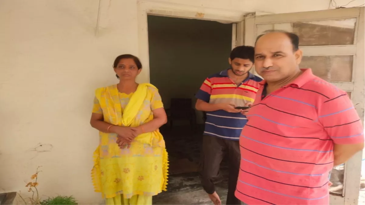आगरा में रेलवे अधिकारी के घर पर दिनदहाड़े बदमाशों का धावा, साहस से बची वारदात