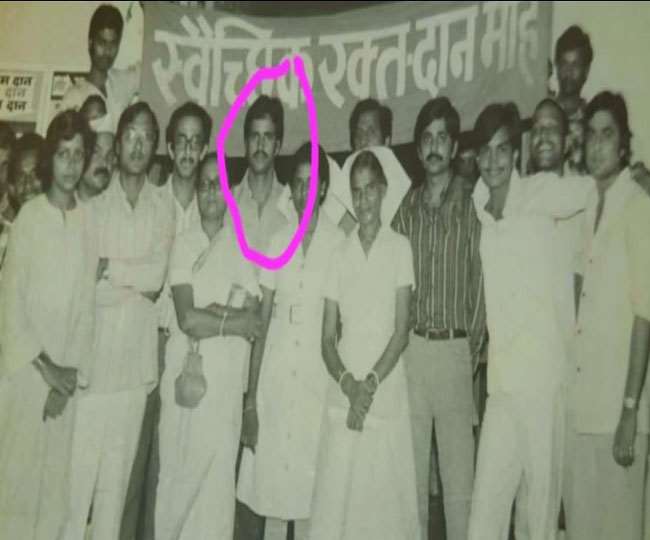 पटना डेंटल कालेज में पढ़ाई के दौरान डा: माणकि साहा घेरे में। सौजन्य डा: एके शर्मा।