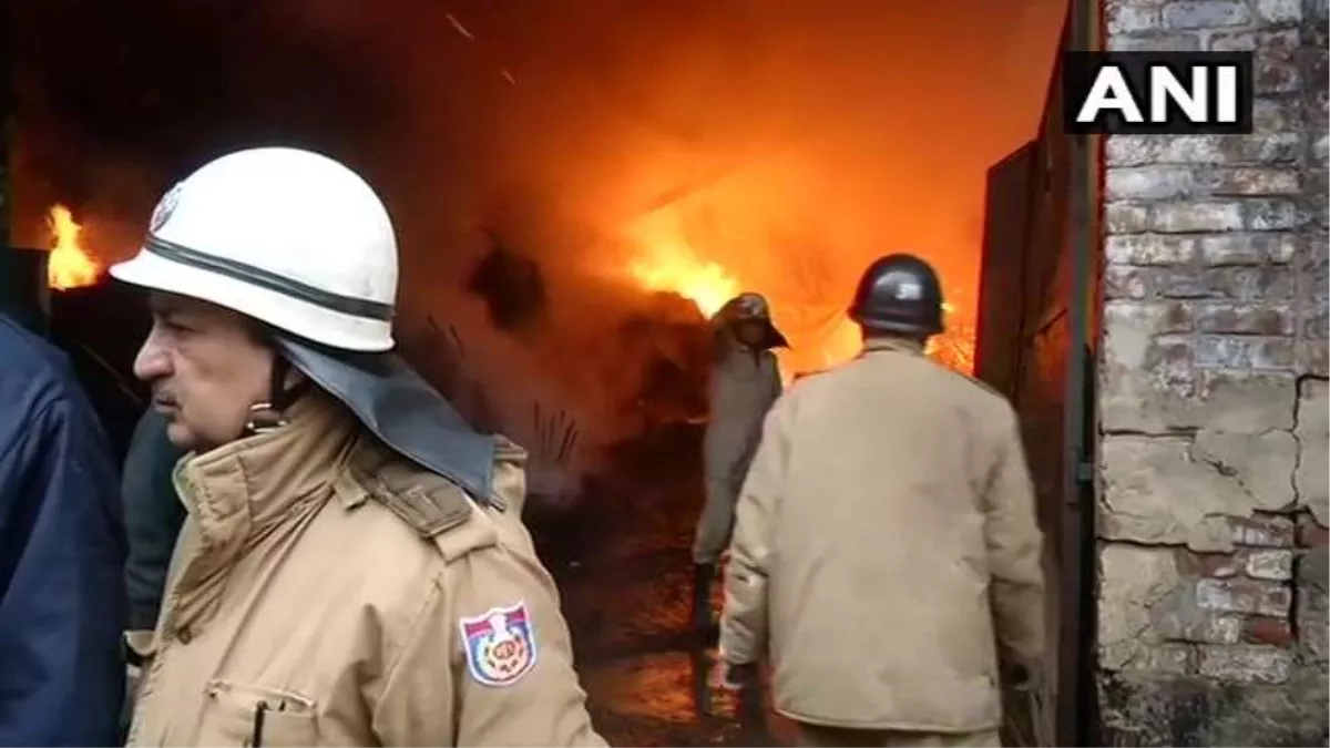 Delhi Fire News : नरेला इलाके में चप्पल बनाने की फैक्ट्री में लगी आग, दमकल की 25 गाड़ियां मौके पर