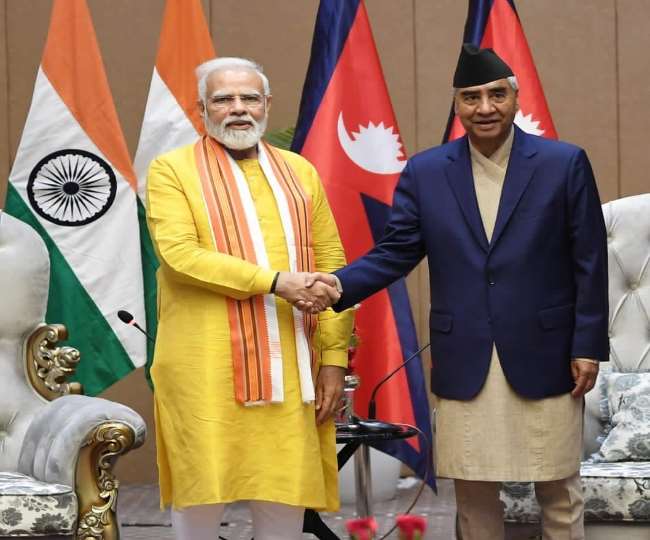 लुुबिनी में भारत के पीएम नरेन्द्र मोदी व नेपाली पीएम शेर बहादुर देउवा। - सौजन्य, ट्वीटर