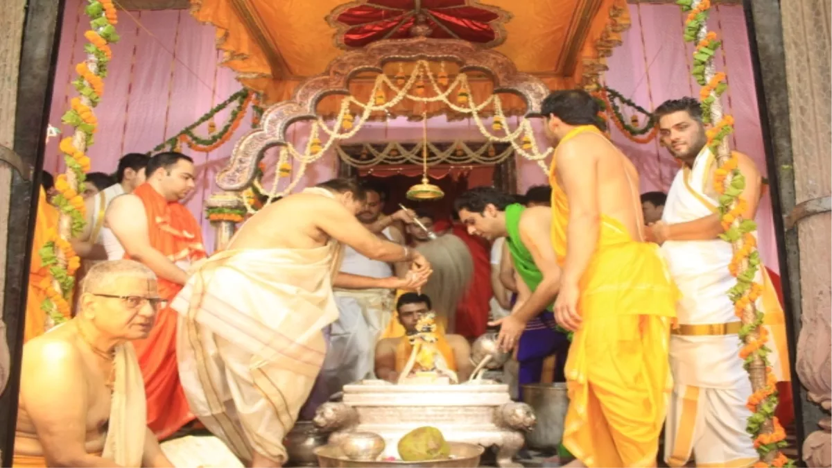 ठा. राधा रमणलालजू का प्राकट्योत्सव, पंचामृत के साथ 54 जड़ी-बूटियों से हुआ महाभिषेक, भक्तों ने किए दर्शन