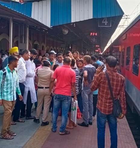 रेलवे की खबर : खड़गपुर रेलवे स्टेशन पर हंगामा करते यात्रीगण।
