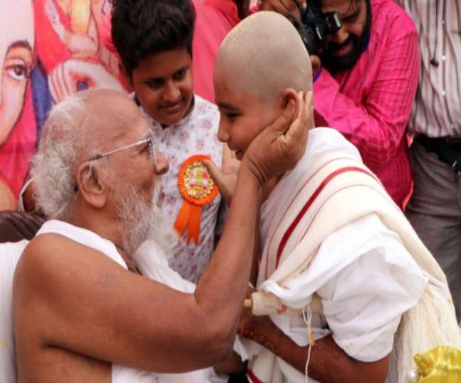 दस वर्षीय बालक सिद्धम जैन ने रविवार को इंदौर के हिंकरगिरी मंदिर में दीक्षा ली