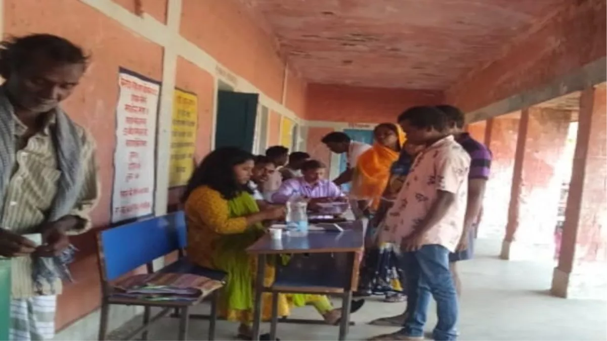 Jharkhand Panchayat Chunav 2022: सिमडेगा में हुए रिपोलिंग में कम पहुंचे मतदाता, राज्य के 26 मतदान केंद्रों पर हुआ पुनर्मतदान