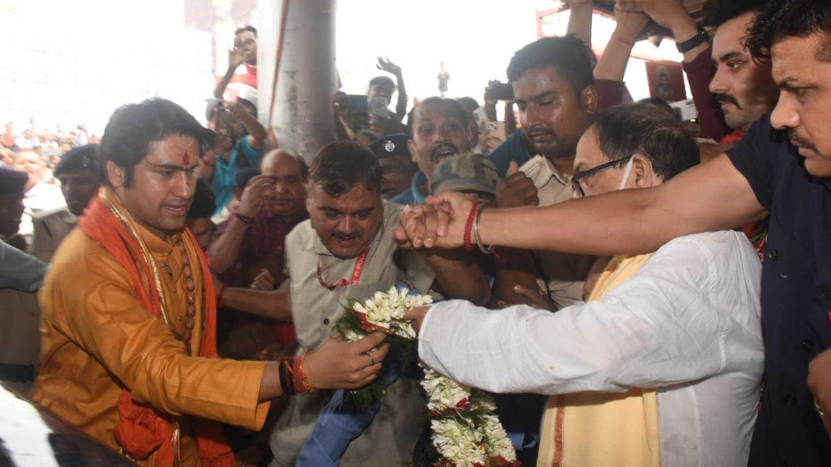 पटना के महावीर मंदिर पहुंचे बागेश्वर बाबा नौबतपुर में बोले- फिर लगाएंगे  दरबार इस जिले में होगा कार्यक्रम - Bageshwar Baba darbar continues on fourt  day in Patna ...